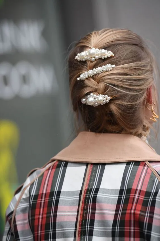 Ide Hairstyle Pakai Jepitan Rambut Mutiara ala Selebgram 14