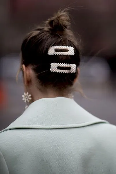 Ide Hairstyle Pakai Jepitan Rambut Mutiara ala Selebgram 13