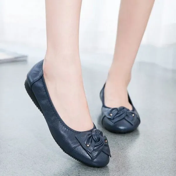 11 Pilihan Flat Shoes Unik Biar Penampilanmu Makin On Point. Belum Punya yang Mana Nih? 18