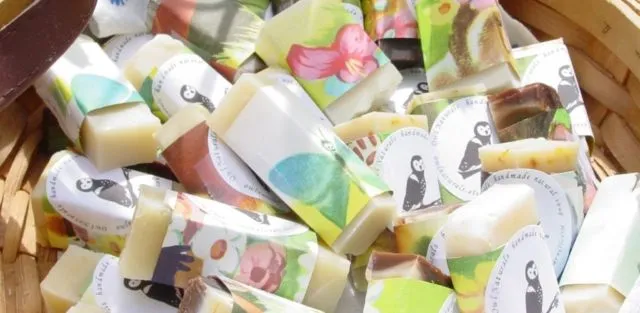 12 Ide Kemasan Cantik Sabun Handmade untuk Suvenir Nikah. Yakin, Pasti Nggak Bakal Cuma Dipajang! 14