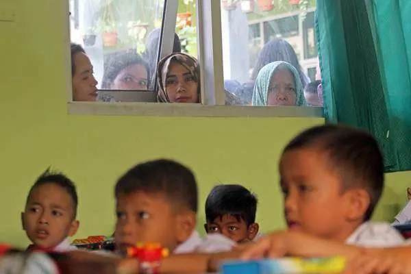 6 Hal yang Mungkin Jadi Alasan Gadis Viral ini Nemplok di Tembok Kelas. Hobi Manjat Apa Gimana sih? 9