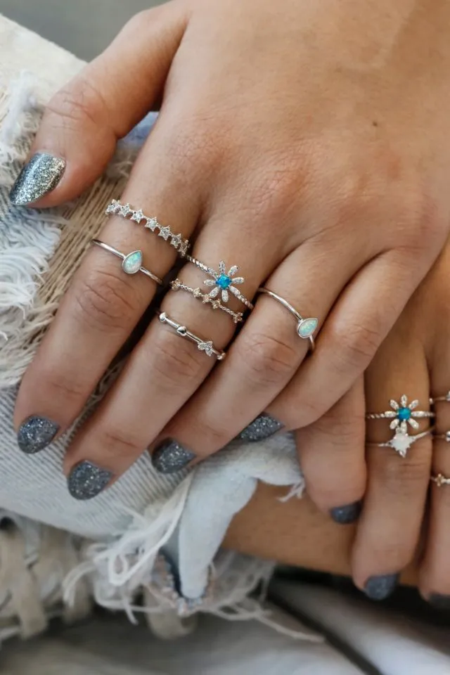 10 Ide Pakai Ring Set Kekinian yang Katanya Lagi Digilai Cewek-cewek Korea. Kamu Nggak Mau Coba? 16