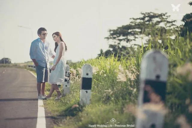 Tak Harus di Pantai atau Hutan, 10 Ide Foto Prewedding di Jalanan Ini Tak Kalah Berkesan 16
