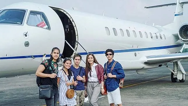 Hotman Paris Penasaran Sama Jet Pribadi Syahrini. Jadi Kepo, Berapa Sih Harga Jet Pribadi Artis? 4