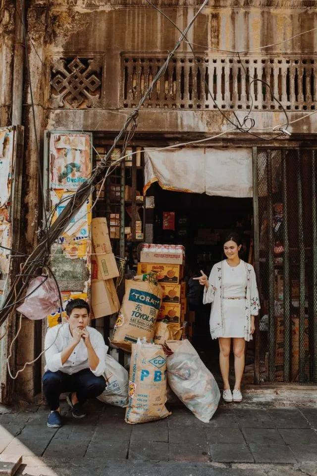 Tak Harus di Pantai atau Hutan, 10 Ide Foto Prewedding di Jalanan Ini Tak Kalah Berkesan 14