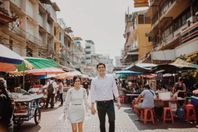 Tak Harus di Pantai atau Hutan, 10 Ide Foto Prewedding di Jalanan Ini Tak Kalah Berkesan 12