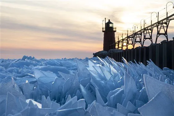 Kemarin Beku Total, Sekarang Pecahan Es di Danau Michigan Ini Begitu Memukau. Tapi Hati-hati, Tajam! 12