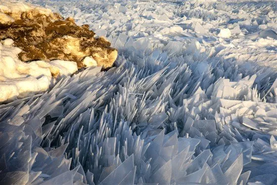 Kemarin Beku Total, Sekarang Pecahan Es di Danau Michigan Ini Begitu Memukau. Tapi Hati-hati, Tajam! 14