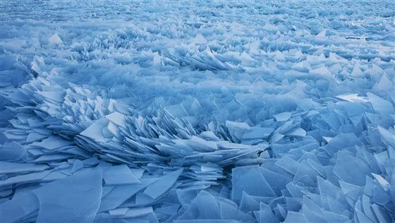 Kemarin Beku Total, Sekarang Pecahan Es di Danau Michigan Ini Begitu Memukau. Tapi Hati-hati, Tajam! 13