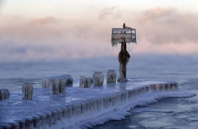 Kemarin Beku Total, Sekarang Pecahan Es di Danau Michigan Ini Begitu Memukau. Tapi Hati-hati, Tajam! 9