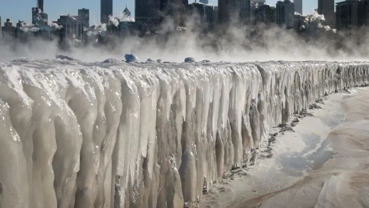 Kemarin Beku Total, Sekarang Pecahan Es di Danau Michigan Ini Begitu Memukau. Tapi Hati-hati, Tajam! 10