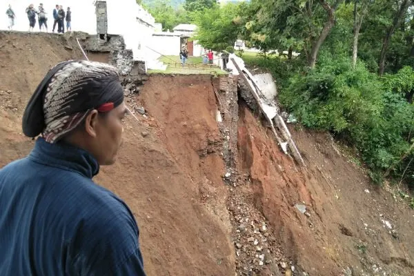 Makam Raja Imogiri Terkena Longsor. Sebaiknya Kamu Nggak Berkunjung ke Sana Dulu ya!