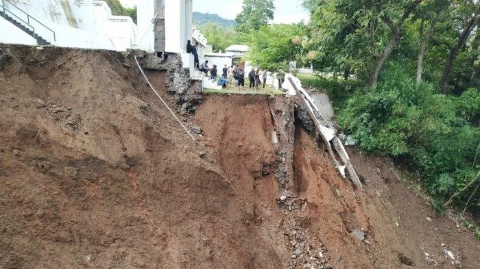 Makam Raja Imogiri Terkena Longsor. Sebaiknya Kamu Nggak Berkunjung ke Sana Dulu ya! 5