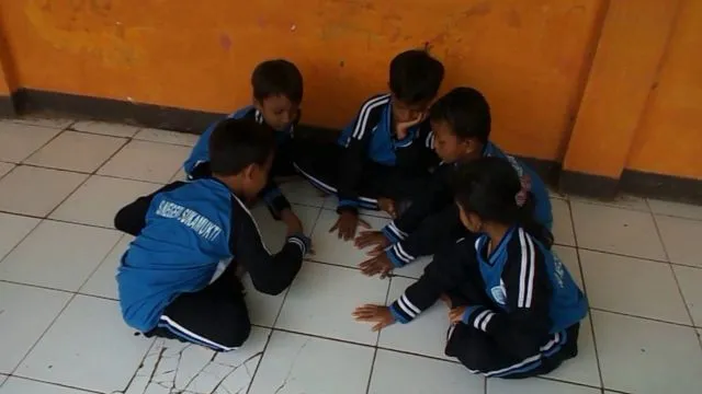 6 Hal yang Mungkin Jadi Alasan Gadis Viral ini Nemplok di Tembok Kelas. Hobi Manjat Apa Gimana sih? 6