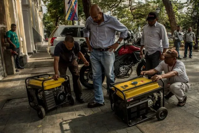 13 Potret dari Babak Terbaru Penderitaan Warga Venezuela. 70% Wilayahnya Kini Gelap Gulita 23