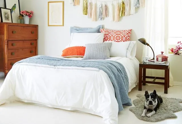 9 Ide Penataan Bantal ala Hotel untuk Kasur Queen Size. Kalau Rapi Begini Jadi Betah, Kan? 18