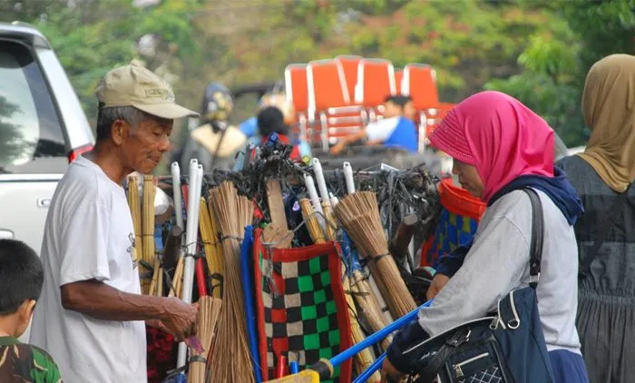 10 Ungkapan Hati dari Pembeli yang Nggak Bisa Nawar di Pasar. Serba Salah, tapi Lemah Akutu! :( 15