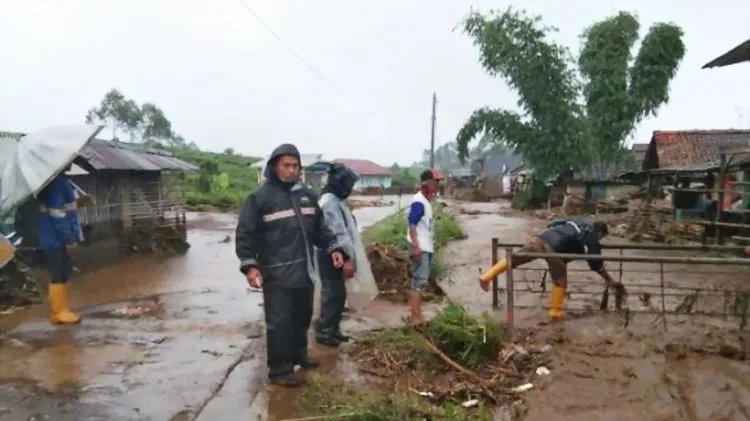 Banjir Bandang Rendam Ratusan Rumah di Kabupaten Bandung. Padahal Termasuk Dataran Tinggi Lo! 3