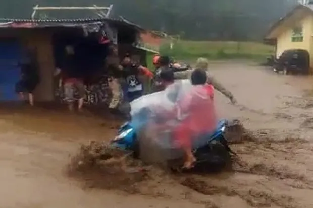 Banjir Bandang Rendam Ratusan Rumah di Kabupaten Bandung. Padahal Termasuk Dataran Tinggi Lo! 4