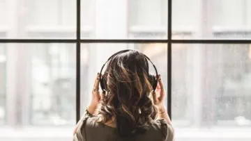 5 Lagu yang Wajib Kamu Dengar Saat Diri Merasa Putus Asa dan Tak Tahu Ingin Berbuat Apa
