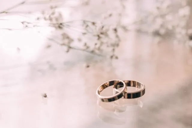 Berkaca dari Meghan Markle, Ini Lo 6 Alasan Logis Ada Orang yang Pilih Lepas Cincin Kawin. No Baper! 11