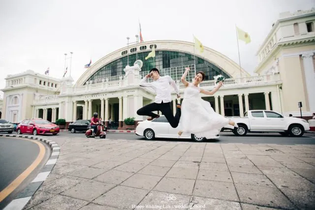Tak Harus di Pantai atau Hutan, 10 Ide Foto Prewedding di Jalanan Ini Tak Kalah Berkesan 17