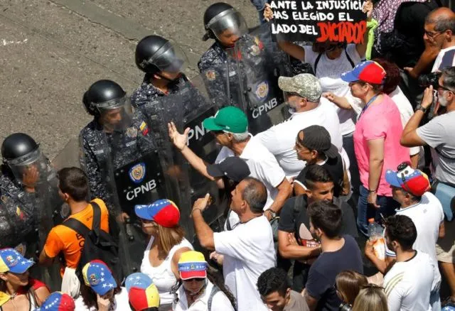 13 Potret dari Babak Terbaru Penderitaan Warga Venezuela. 70% Wilayahnya Kini Gelap Gulita 26