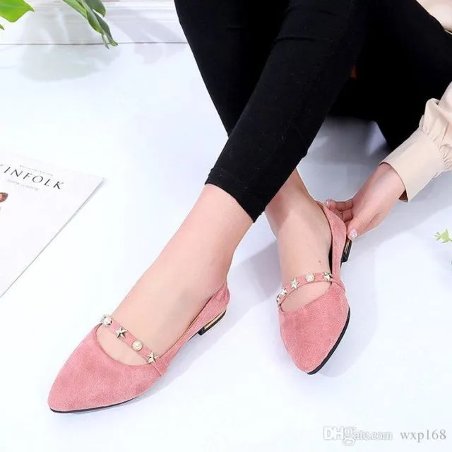 11 Pilihan Flat Shoes Unik Biar Penampilanmu Makin On Point. Belum Punya yang Mana Nih? 13