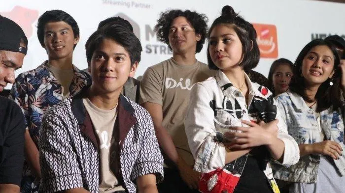 Meski Nggak Suka Film Dilan, Patutnya 4 Alasan ini Bikin Kamu Bangga. Bukan Malah Kesel! 7