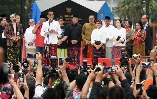 Pak Jokowi Ingin Ada Kebijakan Wajib Pakai Sarung Tiap Sekali Sebulan, Apa Alasannya? 3