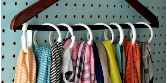 7 Cara Kreatif Menyiasati Lemari Pakaian yang Terlihat Penuh Agar Muat Lebih Banyak Lagi 12 gantungan baju bulat