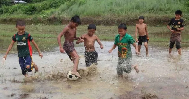 Mendung Disertai Angin Ribut Nggak Selalu Akan Hujan. Kadang 6 Hal Kocak ini yang Justru Jadi Tandanya 8