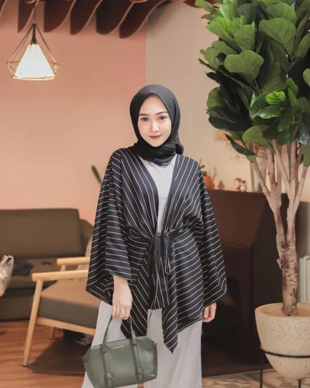 10 Ide Padu Padan Baju Garis-garis ala Hijabers. Manis! 20