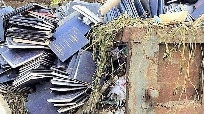 7 Penampakan Skripsi yang Dibuang ini Bikin Hati Teriris-iris. Perjuangan itu Tinggal Kenangan, Sobat~ 9