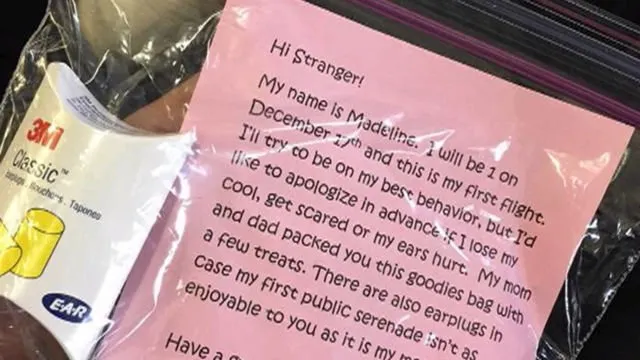 Viral Aksi Para Orang Tua Bagi Paket Hadiah Dalam Pesawat, Antisipasi Bayinya Rewel. Perlukah Begini? 8