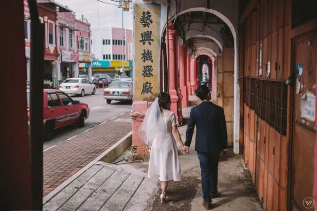 Tak Harus di Pantai atau Hutan, 10 Ide Foto Prewedding di Jalanan Ini Tak Kalah Berkesan 18