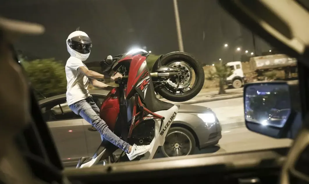 Menebak Motivasi Video Viral Pemotor yang Nggak Turun Kaki Saat Lampu Merah. Prestasi Kocak, Bosque~ 9