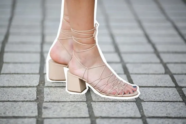 Mengulik Tren 'Naked Sandal' yang Lagi Digandrungi Fashionista. Berani Pamer Kaki Telanjangmu? 11