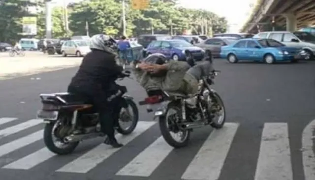 12 Potret Kocak Orang-Orang Santai di Segala Kondisi. Seberat Apa pun Bebannya, Asyikin Aja Lagi~ 13