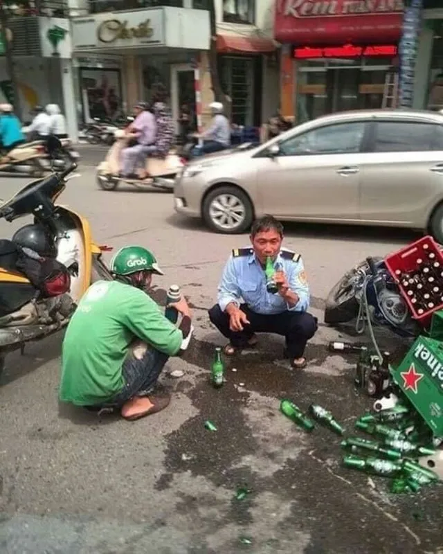 12 Potret Kocak Orang-Orang Santai di Segala Kondisi. Seberat Apa pun Bebannya, Asyikin Aja Lagi~ 15