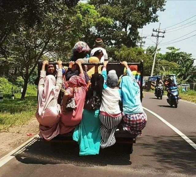 11 Kelakuan Penumpang Pick Up yang Bikin Jantung Berdebar. Jangan Biarin Emak Kita Ikut Rombongan! 22