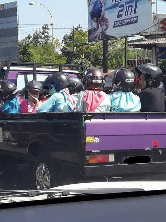 11 Kelakuan Penumpang Pick Up yang Bikin Jantung Berdebar. Jangan Biarin Emak Kita Ikut Rombongan! 14