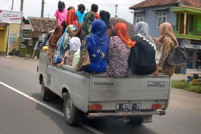 11 Kelakuan Penumpang Pick Up yang Bikin Jantung Berdebar. Jangan Biarin Emak Kita Ikut Rombongan! 13