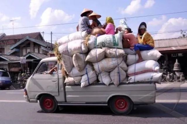 11 Kelakuan Penumpang Pick Up yang Bikin Jantung Berdebar. Jangan Biarin Emak Kita Ikut Rombongan! 19