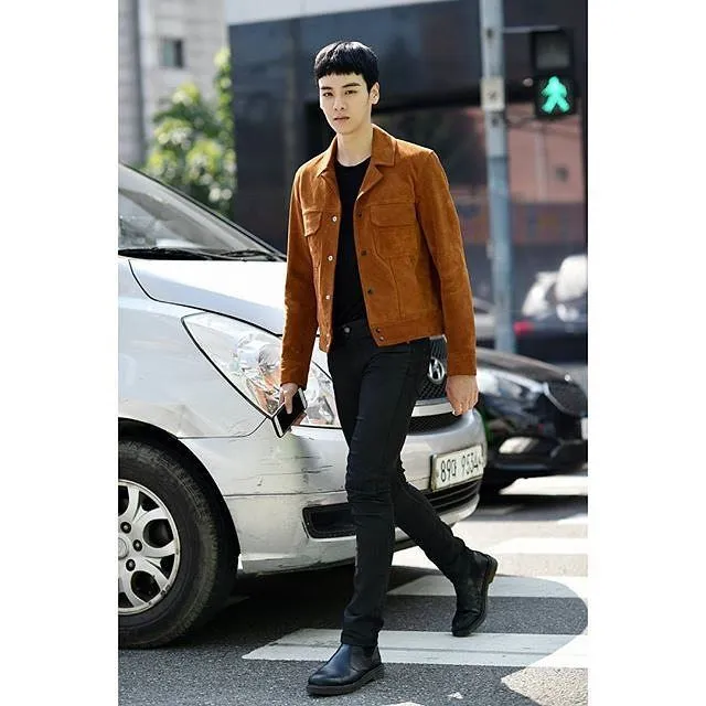 12 Inspirasi Stylish Outfit Guru Matematika Ganteng Asal Korea yang Lagi Viral. Simpel, tapi Elegan! 18