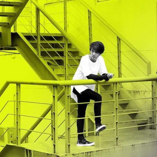 11 OOTD Kece ala Iqbaal 'Dilan' Ramadhan. Tak Perlu Bikin Puisi Biar Cewek-cewek Mau Kamu Ajak Jalan 20