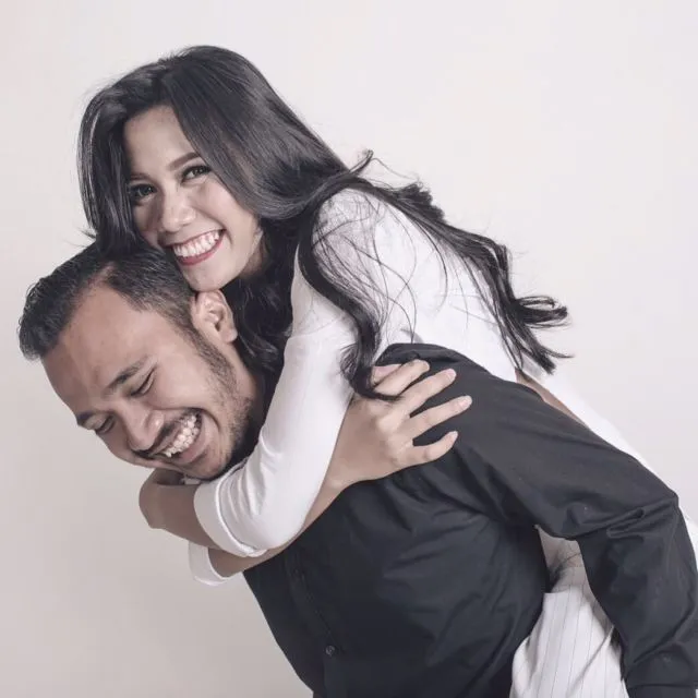 10 Ide Pre-wedding Minimalis dengan Latar Tembok Polos, Murah Meriah tapi Tetap Berkelas 20