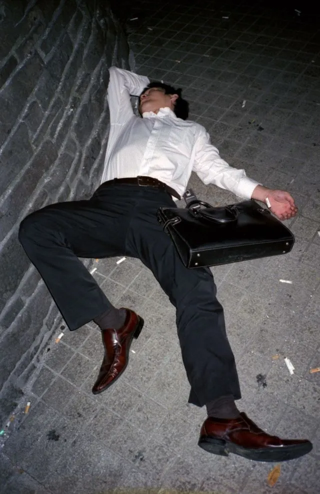 Kelelahan Sampai Tidur di Jalan, 9 Foto Ini Ungkap Realita Pahit. Di Jepang, Ini Pemandangan Biasa 18