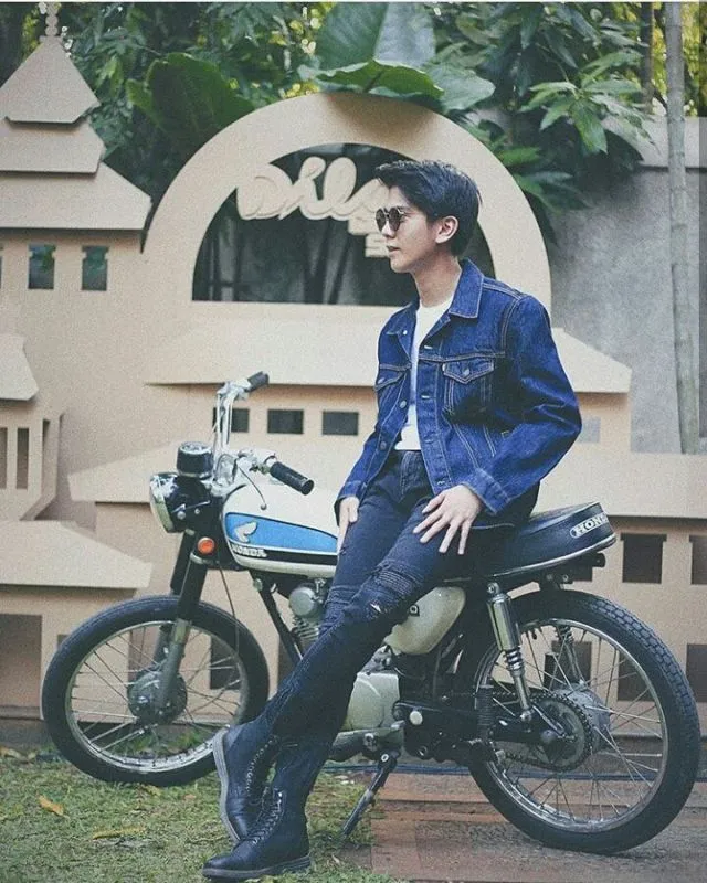 11 OOTD Kece ala Iqbaal 'Dilan' Ramadhan. Tak Perlu Bikin Puisi Biar Cewek-cewek Mau Kamu Ajak Jalan 17