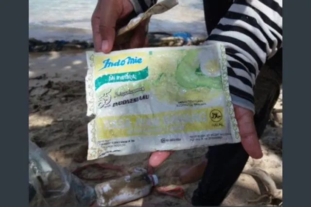 Penampakan Bungkus Indomie 19 Tahun Lalu Ini Bikin Miris. Sampah Jadul Tapi Masih Begitu 'Sempurna' 4